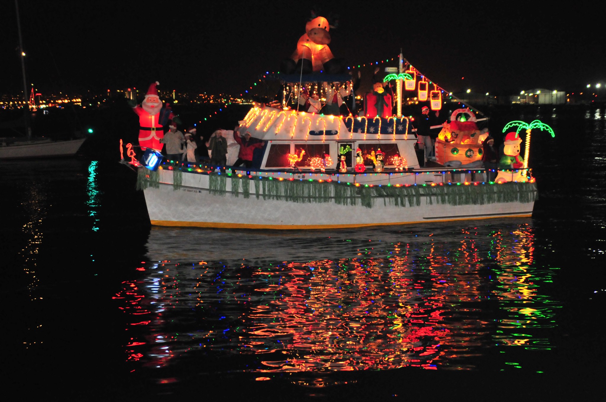 SD and SF Host Christmas Boat Parades